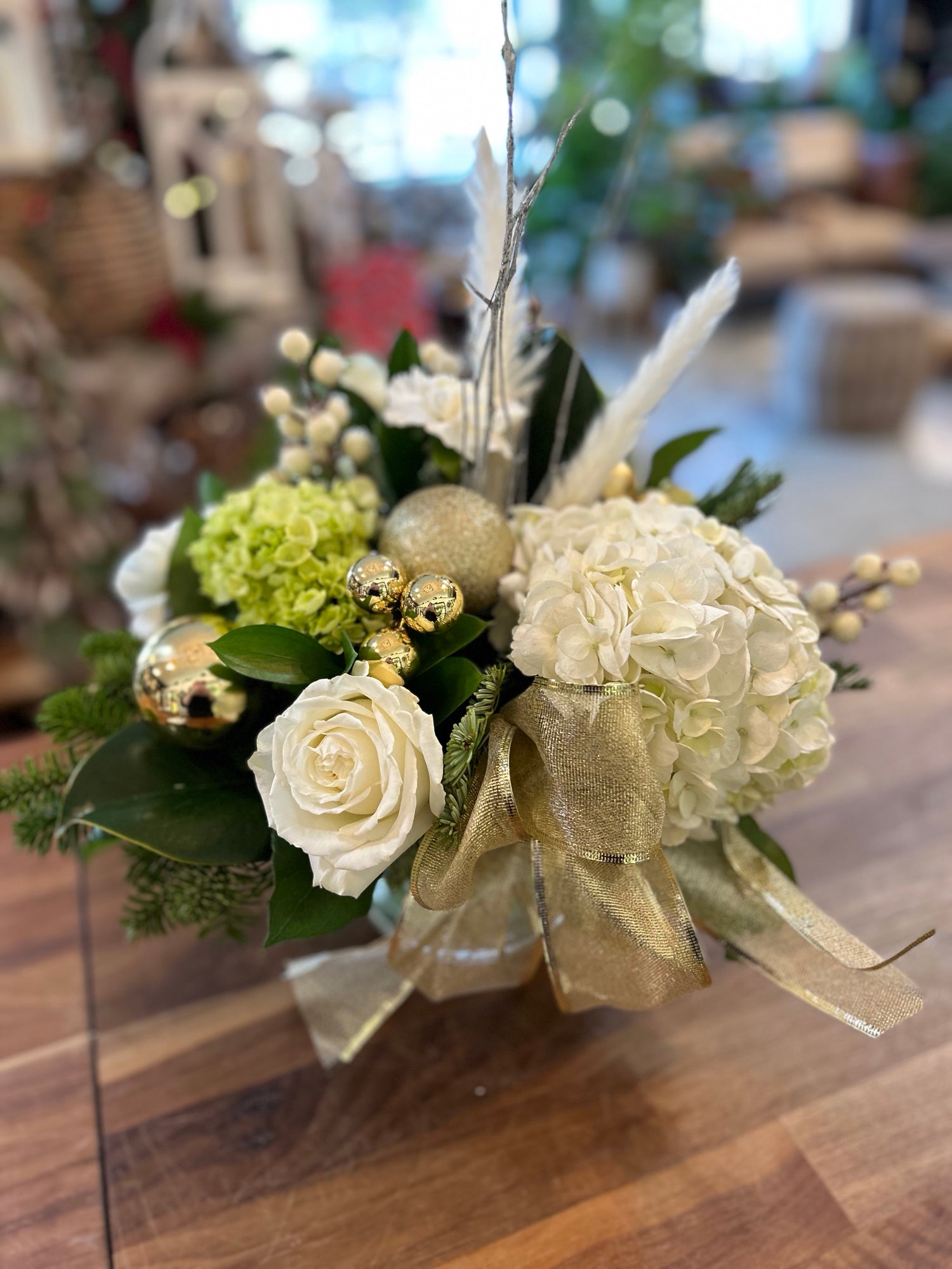 Silent Night Fresh Centrepiece in Vase