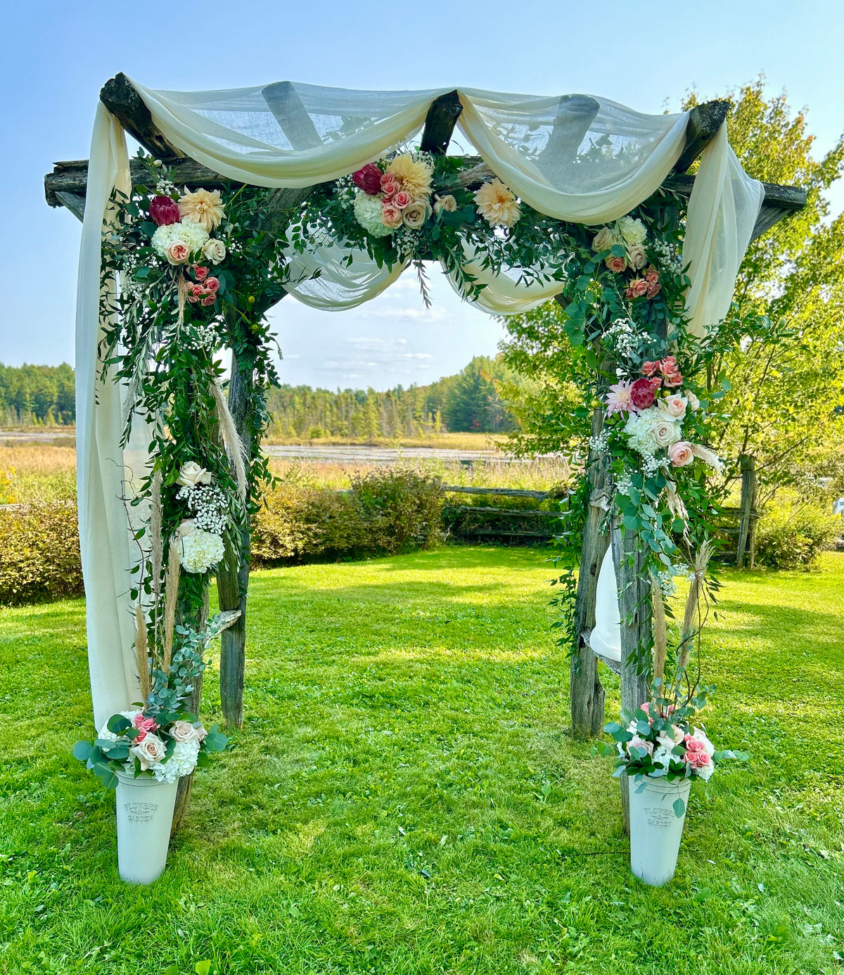 Wedding: Arch Decor for the Ceremony